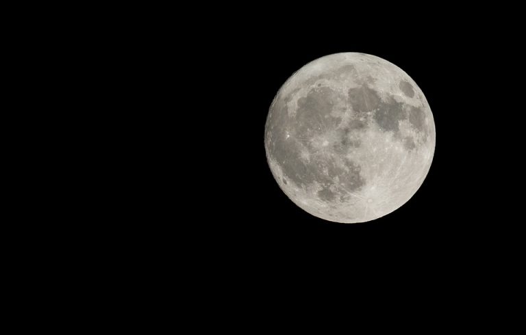 Hay agua en la Luna a cualquier hora y en cualquier latitud