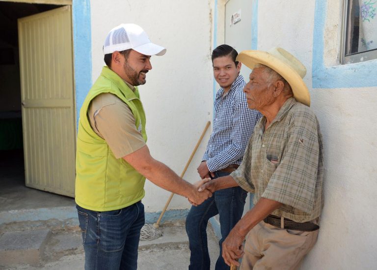 Lleva DIF apoyos de salud y despensas al campo