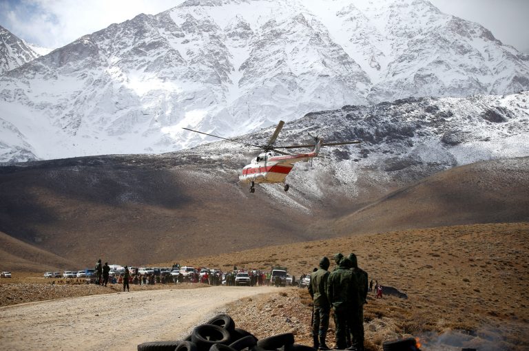 Localizan restos del avión de pasajeros iraní accidentado 