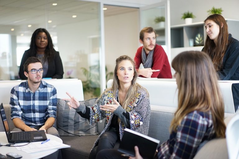 Los hombres y las mujeres no ven igual la economía