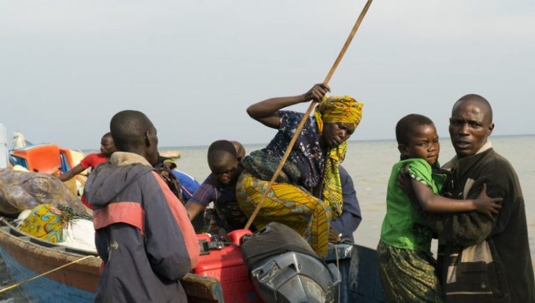 Más de 22 mil refugiados congoleños cruzan a Uganda en una semana por el lago Albert