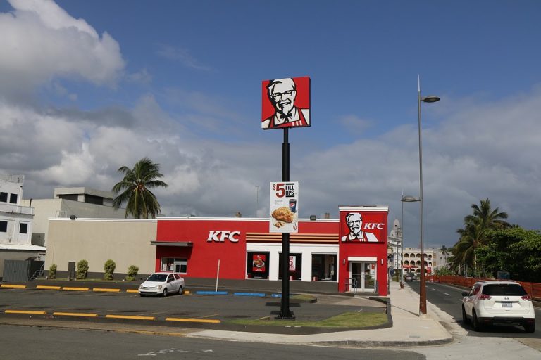 Por falta de pollo KFC cierra cientos de restaurantes en Reino Unido