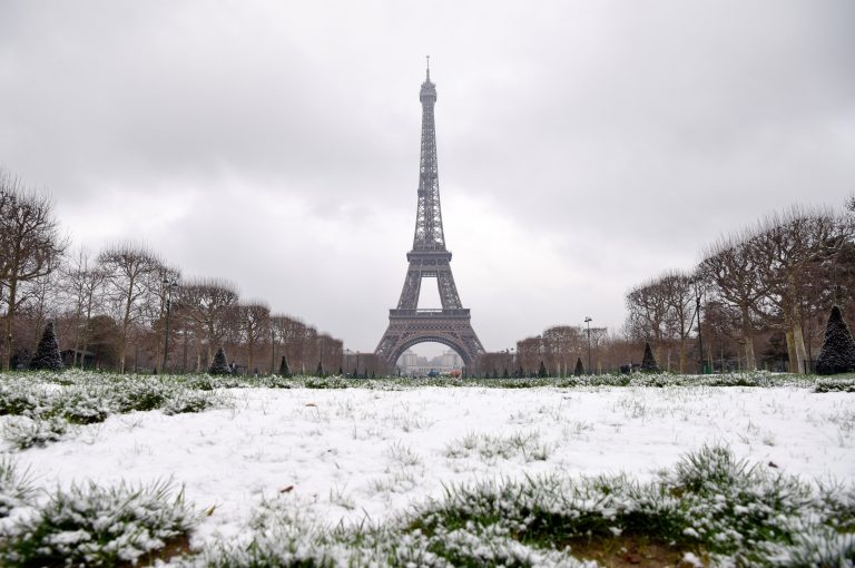 París cierra la Torre Eiffel por un temporal de nieve 