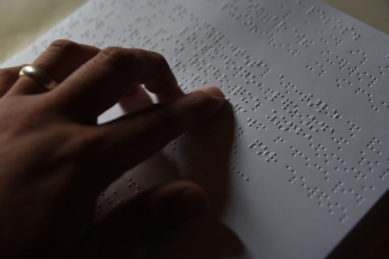 Presenta Instituto Municipal de Cultura primer libro en braille