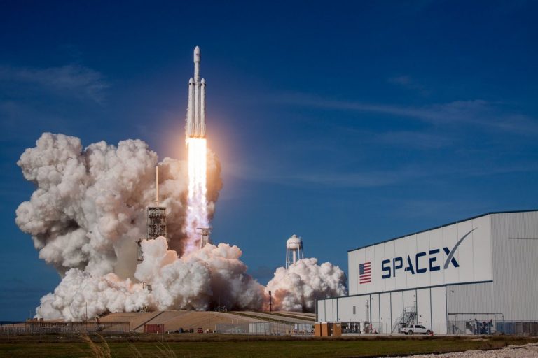 SpaceX lanza el primero de sus satélites de internet de banda ancha 