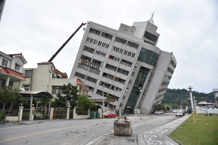 Sube a 15 número de muertos por terremoto en Taiwan