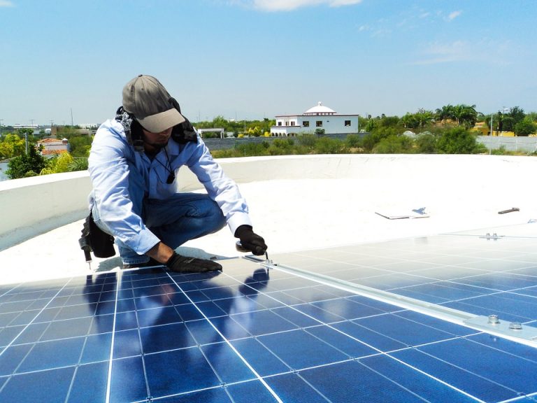 Telmex financiará la instalación de paneles solares a sus clientes