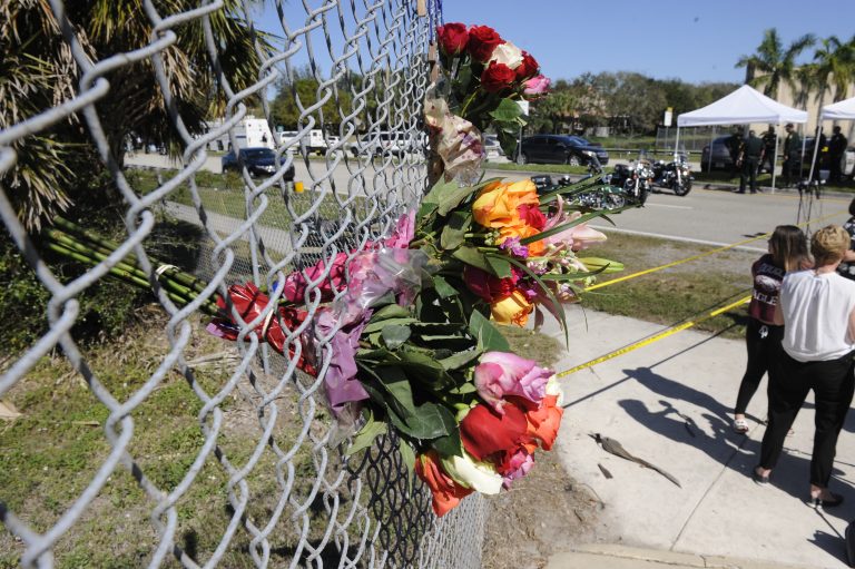 Trump visitará a familias de víctimas de masacre en Florida 