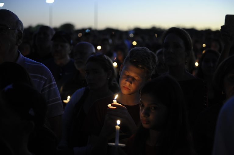 Miles exigen mayor control de armas tras matanza en Florida