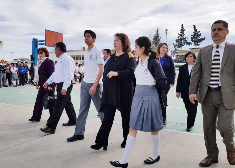 Tita Flores anuncia transporte y desayunos a estudiantes de la zona rural