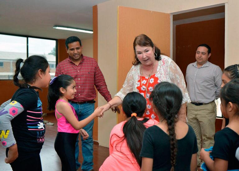 Tita Flores entrega instrumentos a mariachi infantil y juvenil de Ramos Arizpe