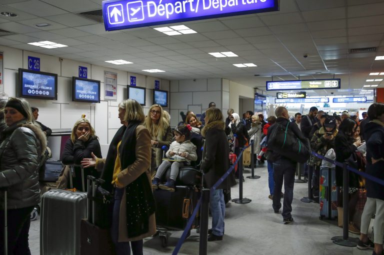 Tormenta de frío polar causa cancelación de trenes y vuelos en Gran Bretaña 