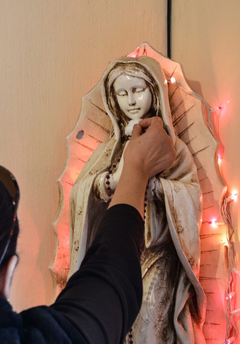 Una «Virgen que llora» atrae a miles de creyentes en Ciudad Juárez 