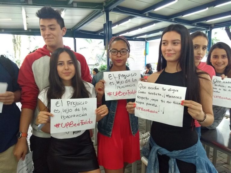 Universidad colombiana pide no usar faldas cortas o ropa ajustada 