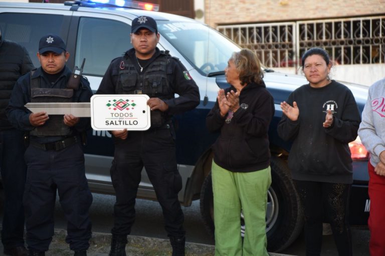 Vecinos de la Universidad Pueblo reciben patrullas