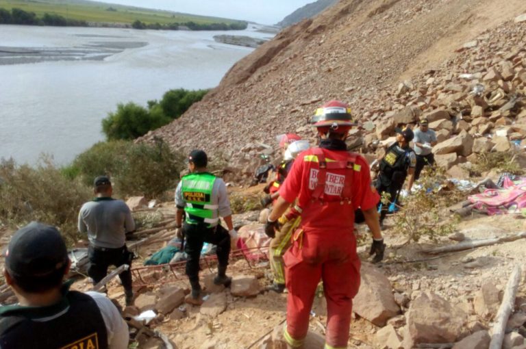 Al menos 30 personas mueren en accidente vial en sur de Perú