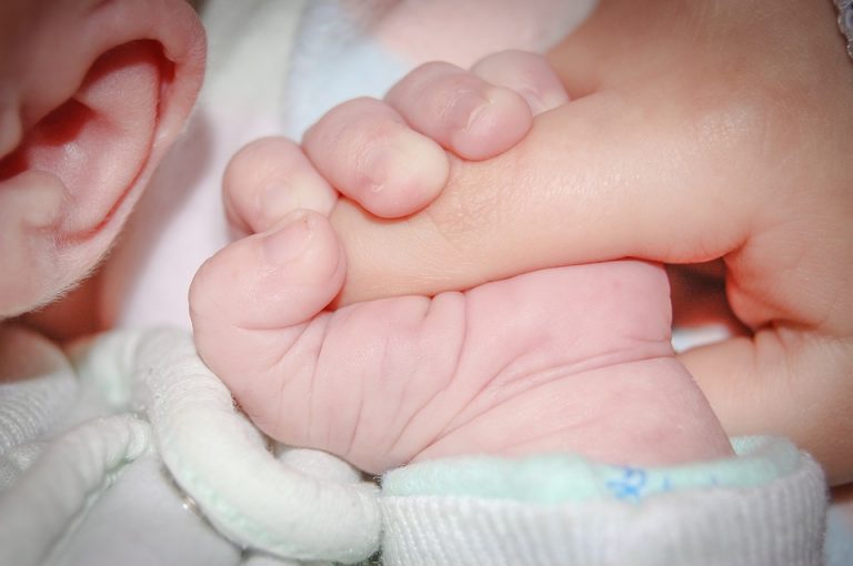 Niña de 11 años da a luz; el papá es su hermano de 14