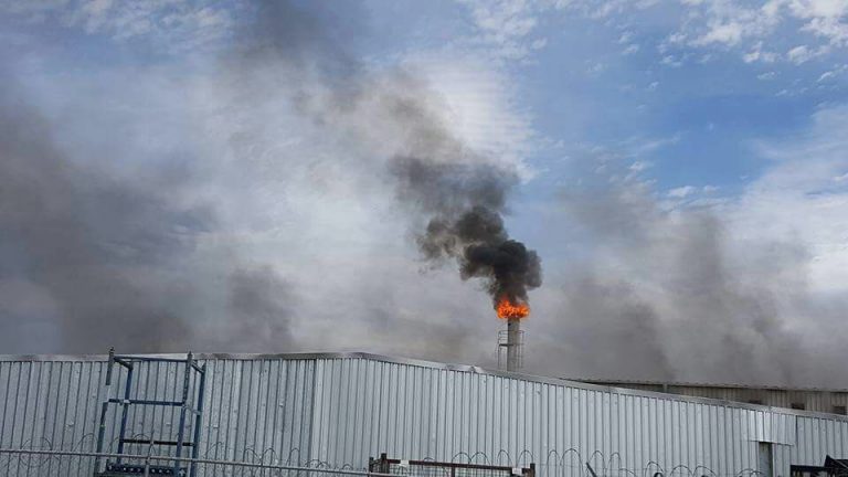 Evacuan a trabajadores de fábrica en Ramos por fuerte incendio