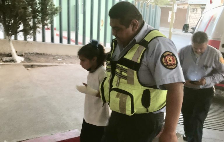 Se le queda atrapada la mano a niña en su escuela 