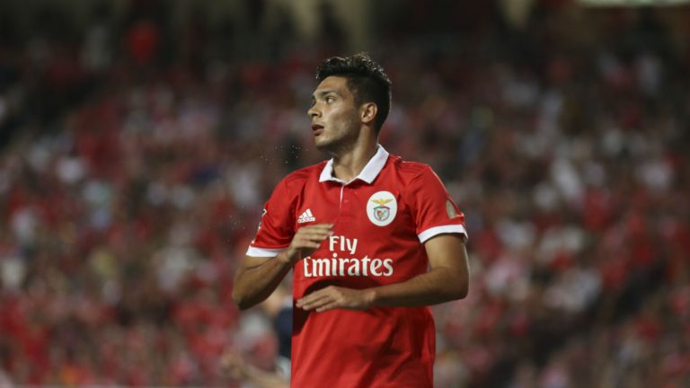 Raúl Jiménez despierta con el Benfica