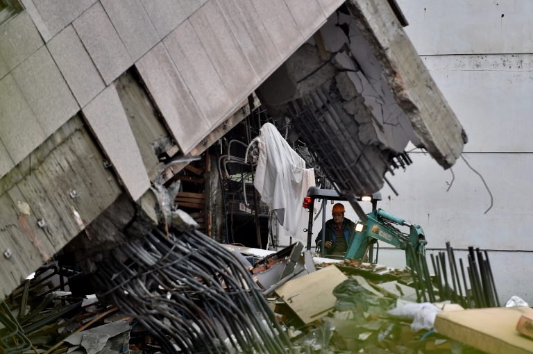 Sube a 12 cifra de muertos por terremoto en Taiwan 