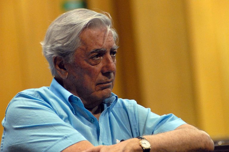 Vargas Llosa, hospitalizado en Madrid por una caída