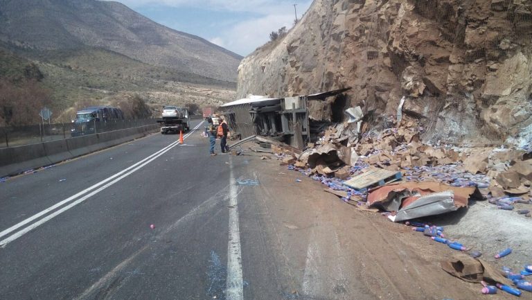 Vuelca tráiler en Los Chorros