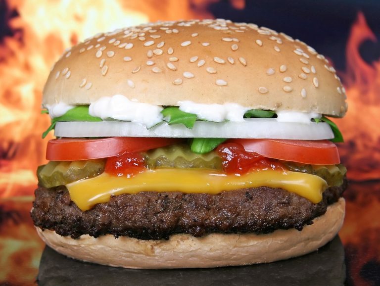 Índice Big Mac: En hamburguesas, ¿qué tan subvaluado está el peso frente al dólar?