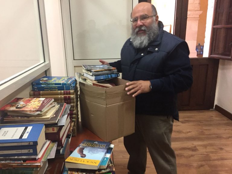 Llaman a donar libros para escuela cuya biblioteca fue incendiada