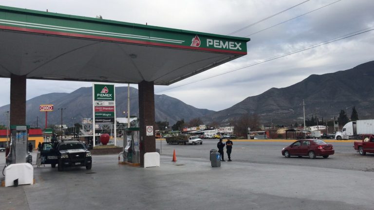 Inmovilizan autoridades federales bombas de gasolina por presunta venta de combustible robado