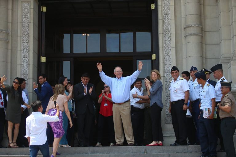 Congreso peruano acepta renuncia de Kuczynski 