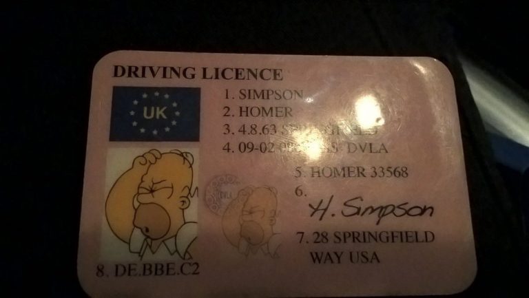 Policía detiene a hombre con licencia de Homero Simpson