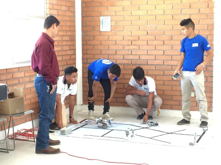 Exhiben sus mejores prototipos de Robótica en la región Sureste