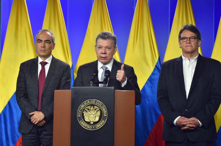 Gobierno de Colombia y ELN reanudan en Ecuador diálogos de paz 