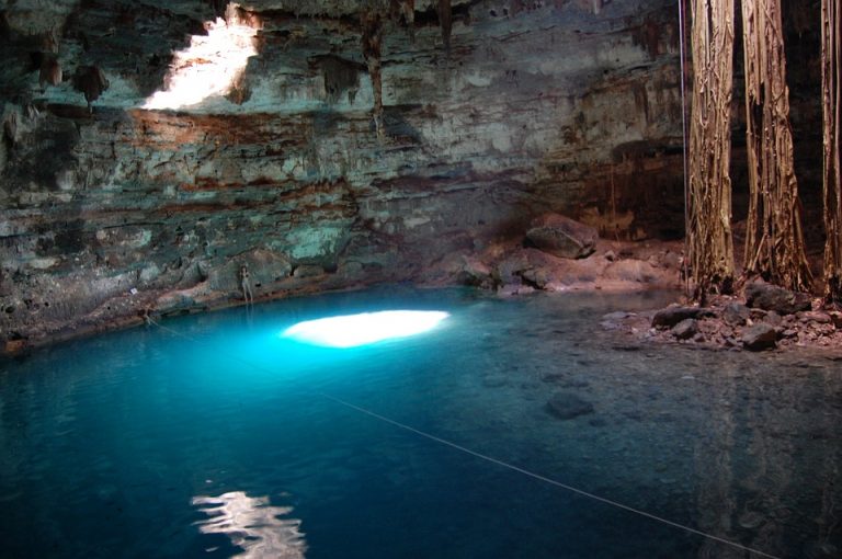 Impulsa la UNAM protección de cenotes y cuevas de Yucatán