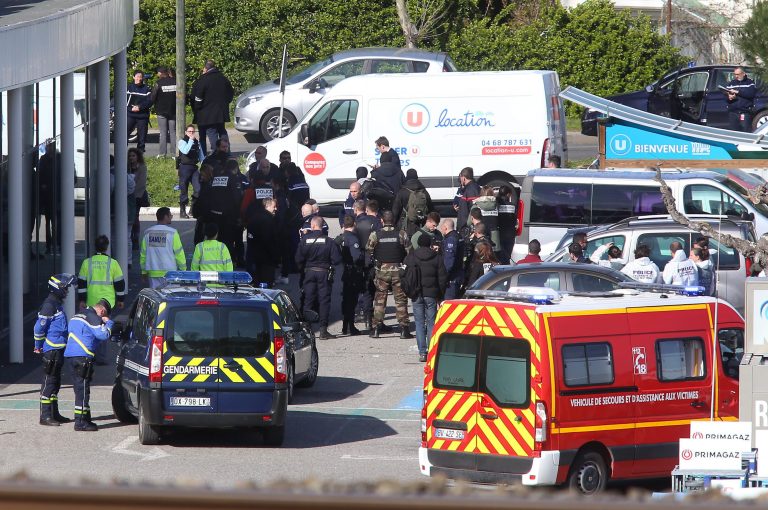 Muere policía frances que se cambió por una rehén en ataque en supermercado