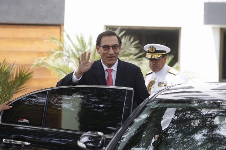 Martín Vizcarra juramenta como presidente de Perú y llama a la unidad 