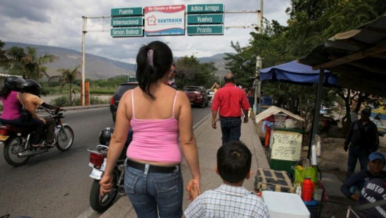 Mientras los venezolanos huyen por América Latina, ONU emite nueva guía de protección