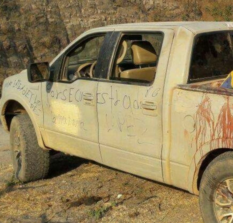 Policía encuentra 15 cadáveres en camioneta abandonada en Michoacán