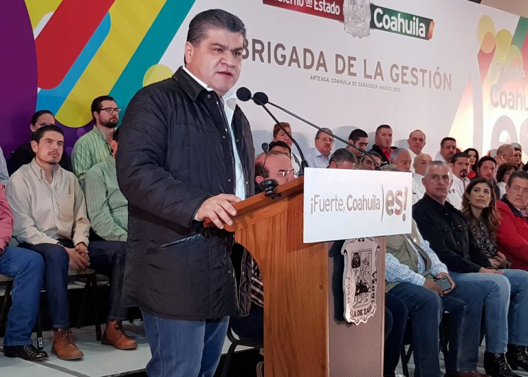 Propone gobernador reestructurar el sistema estatal de salud