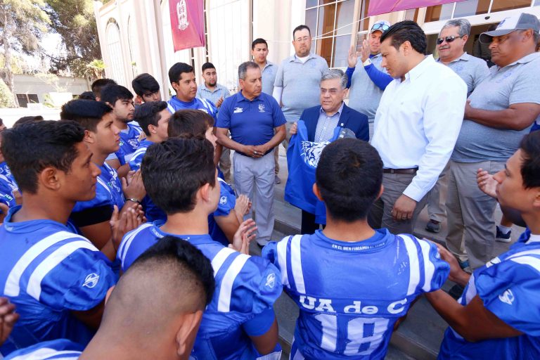 Rector de la UA de C alienta al equipo de Lobos de Futbol Americano Intermedia Nacional  