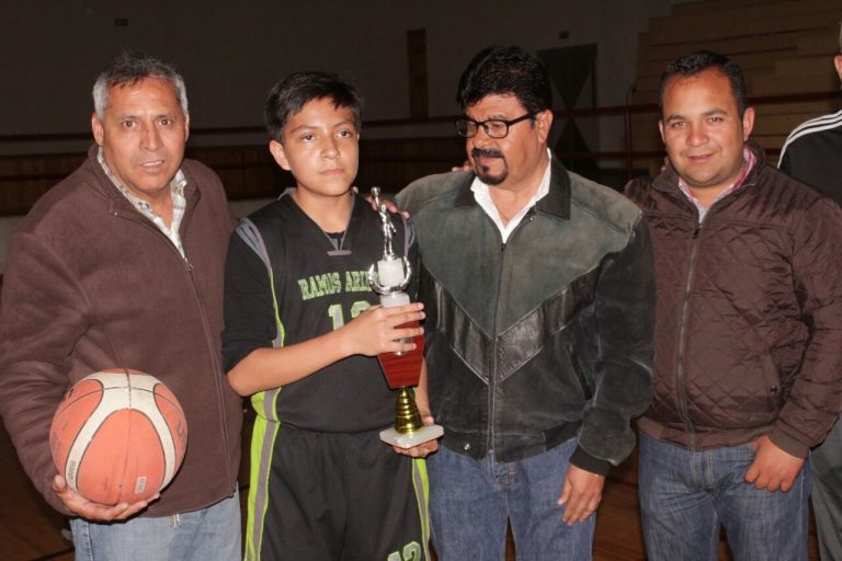 Reconocen triunfo de escuelita municipal de básquetbol