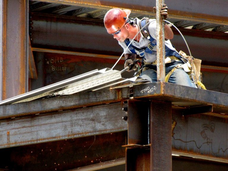 Unión Europea diseña plan para enfrentar aranceles de Estados Unidos a acero y aluminio  