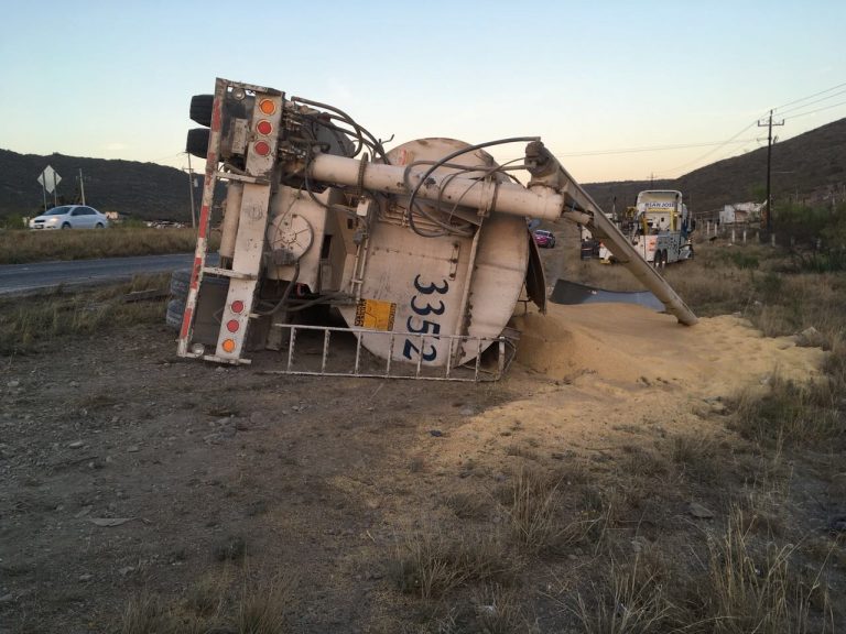 Vuelca tráiler en carretera a Torreón