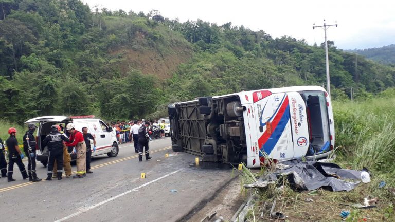 Choque de autobús deja al menos 17 muertos en Bolivia