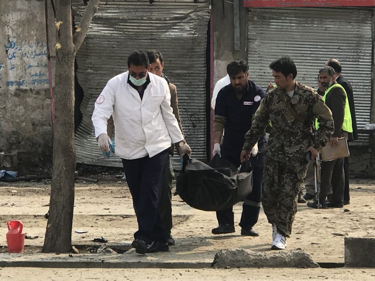 Al menos 12 muertos en explosión en una oficina electoral en Afganistán