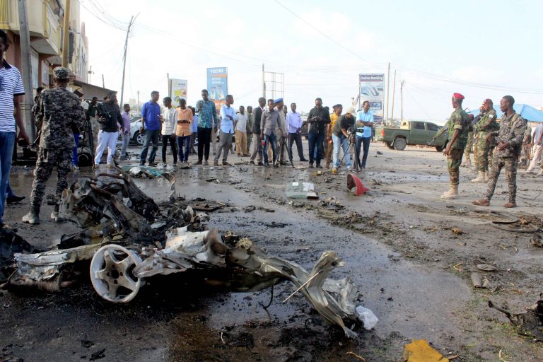 Confirman 5 muertes por estallido de coche bomba frente a Ministerio de Interior somalí 