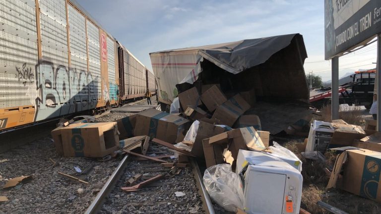 Trailero quiso ganarle el paso al tren y ocasiona accidente