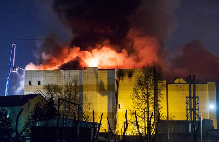 Incendio en centro comercial ruso deja al menos 37 muertos