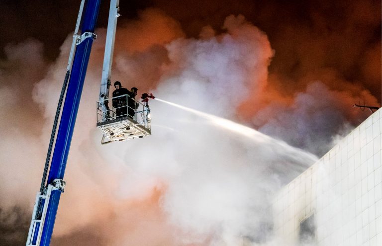 Incendio en centro comercial ruso mata a 37